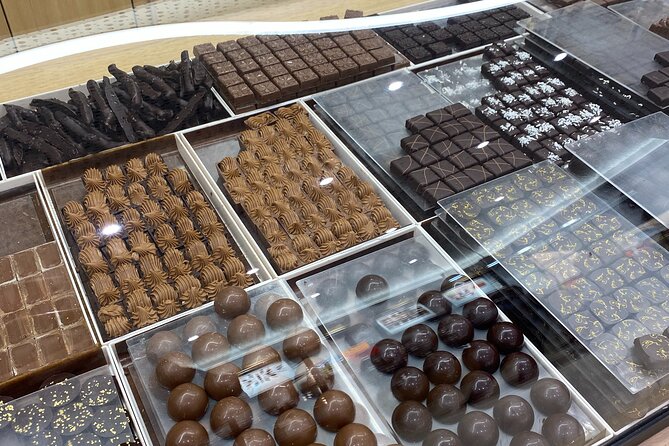 2-Hour Foodie Tour with 10 Tastings in Aix-en-Provence - Macarons from Caroline’s bring the biggest sweet hit