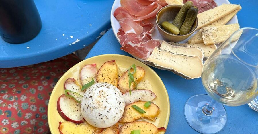 Aix-en-Provence: Guided Foodie Tour with Tastings - La Méduse finishes with wine and small bites