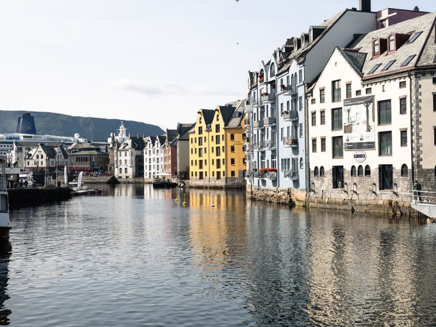 Ålesund: Guided Food Walking Tour - Starting at the Joachim Rønneberg statue