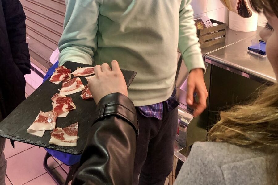 Alicante: Secret Flavors Food Tour - The market stalls and the people behind them