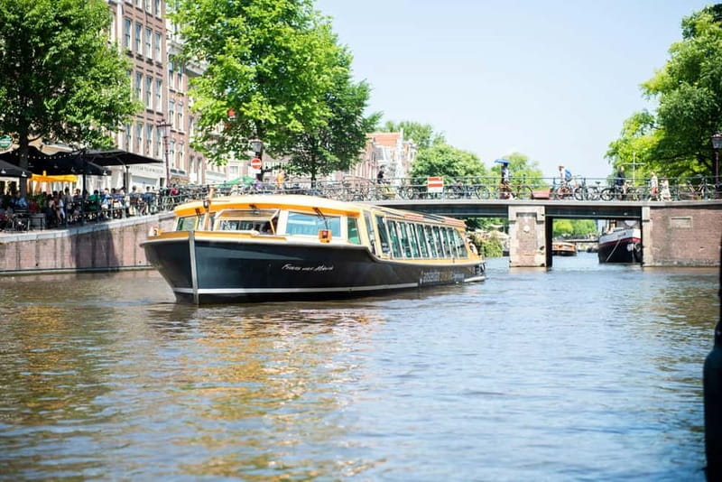 Amsterdam canal cruise with culinary burger or cheese & wine - Burger Cruise: a quick, filling evening meal