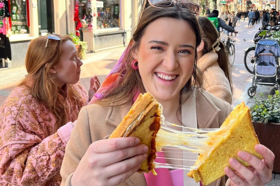 Amsterdam: Food and Culture Walking Tour with Tastings - How the walking and group size affect the day