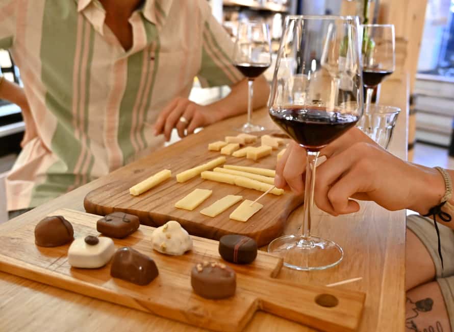 Amsterdam: Food Tour with Drinks by Spui, Canals and Jordaan - Canal streets, herring and comfort food
