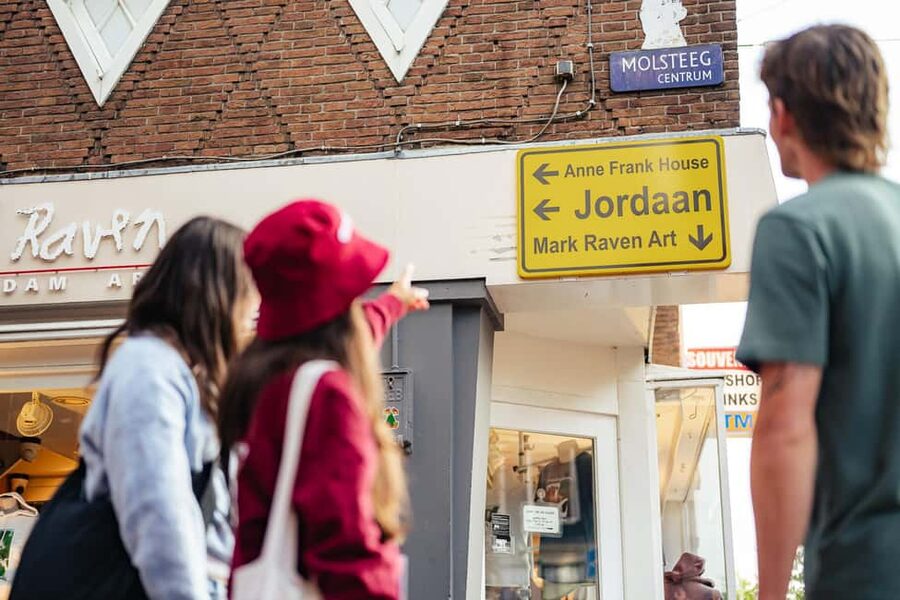 Amsterdam: Guided Cultural Food Tour in English or German - Dam Square and the Nieuwe Kerk