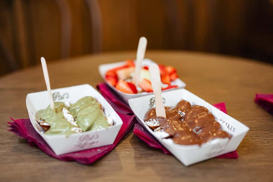 Amsterdam: Guided Cultural Food Tour in English or German - What the guide adds to the walk