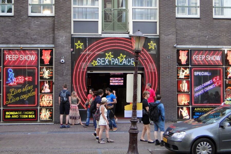 Amsterdam: Private Red Light District and Food Tour - Three Dutch foods, with one important qualification