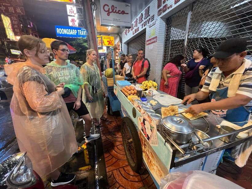 Bangkok Authentic Tasting Thai-Chinatown Walking Food Tour - Group size, solo visitors, and families