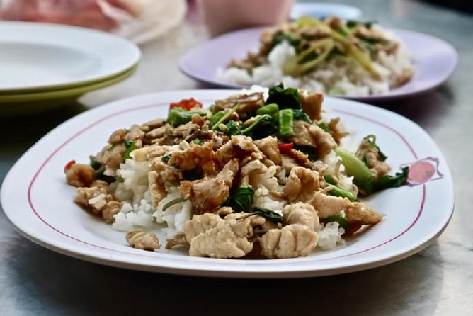 Bangkok by Night Food Tour with 10+ Tastings in Chinatown - Meeting near Hua Lamphong and getting started