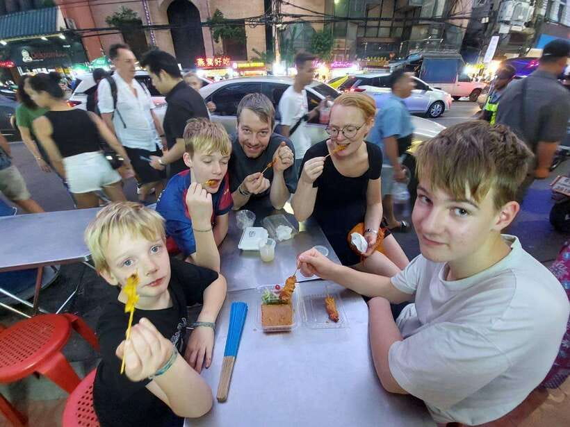 Bangkok: Chinatown Food Tour with Michelin Food Stalls - The first plates: Thai-Chinese street food