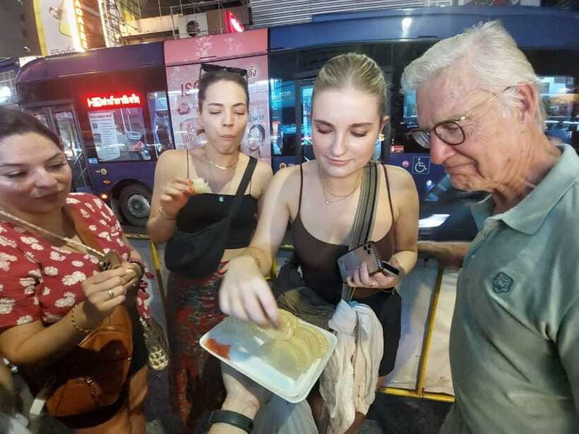 Bangkok: Chinatown Food Tour with Michelin Food Stalls - Chinese sweets, tea, and the last stretch