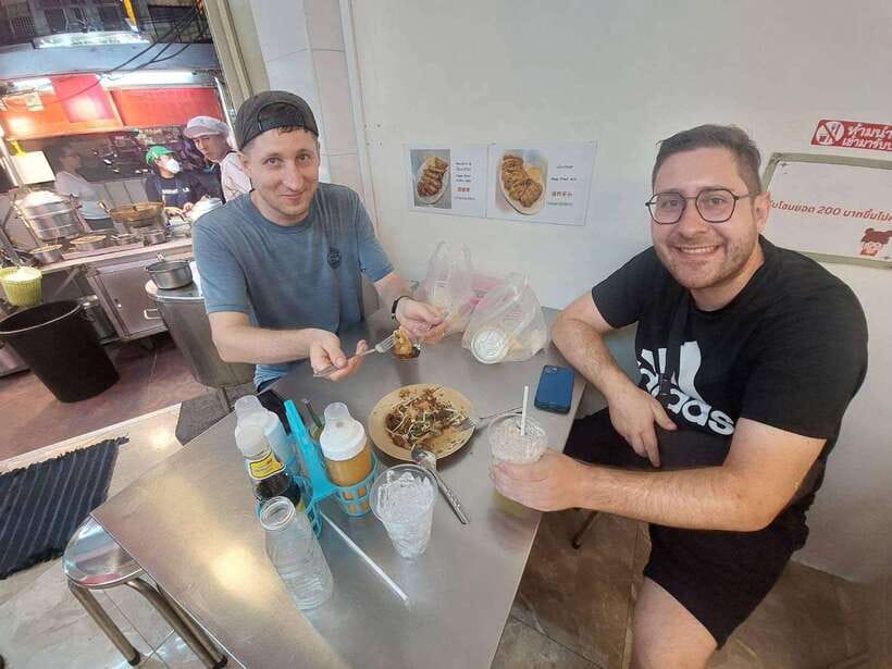 Bangkok: Chinatown Food Tour with Michelin Food Stalls - The guides make the difference