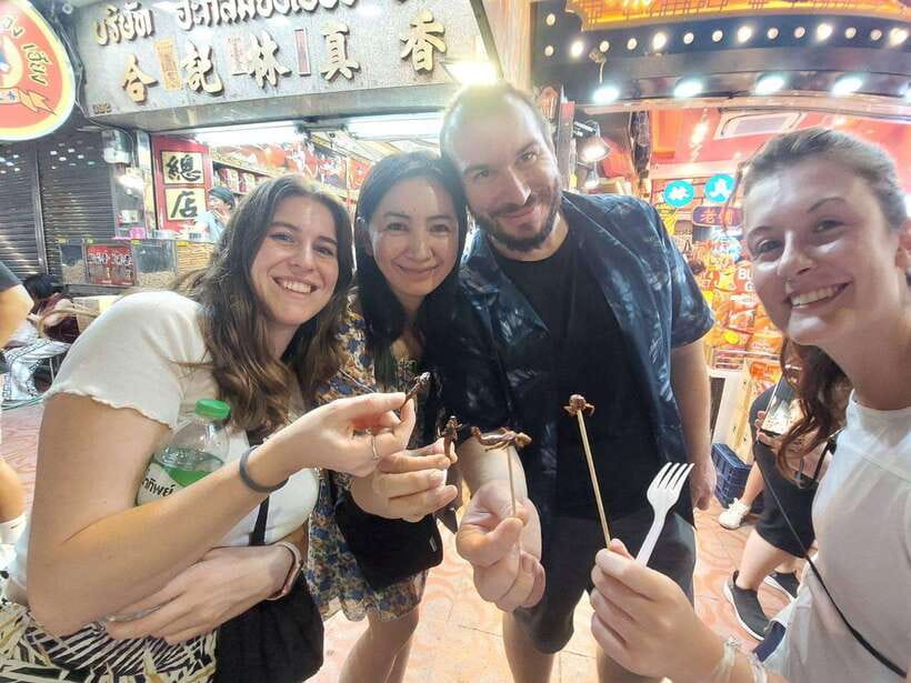 Bangkok: Chinatown Food Tour with Michelin Food Stalls - Meeting Wat Mangkon and entering Yaowarat