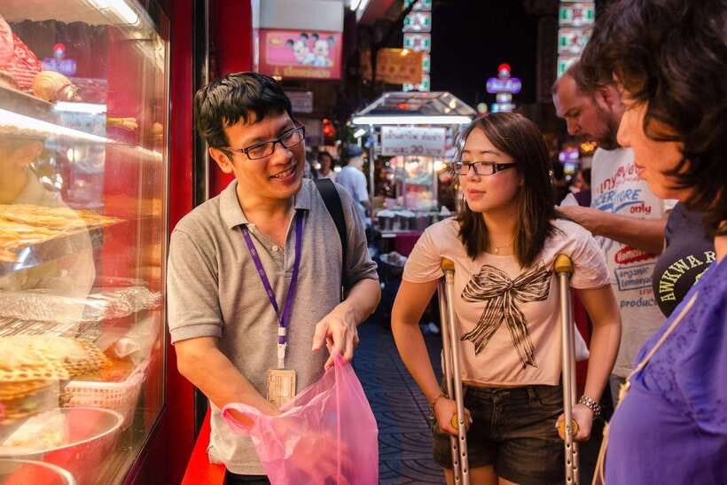 Bangkok: Chinatown Night Food Tour - The food is only half the attraction