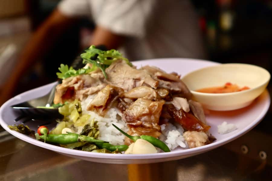 Bangkok: Chinatown Street Food Tour with 8+ Local Dishes - What the guide adds to the food