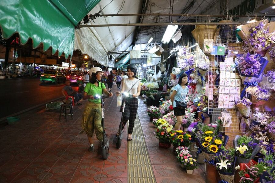 Bangkok: E-Scooter Night Tour with Local Street Food - JP Market and a proper street-food stop