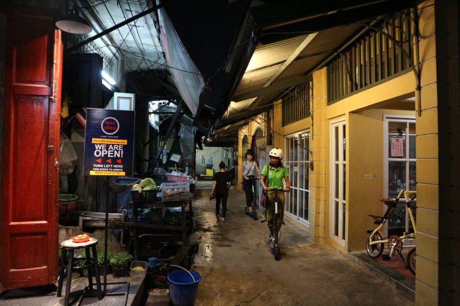Bangkok: E-Scooter Night Tour with Local Street Food - Wat Suthat, the Giant Swing, and Wat Prayoon