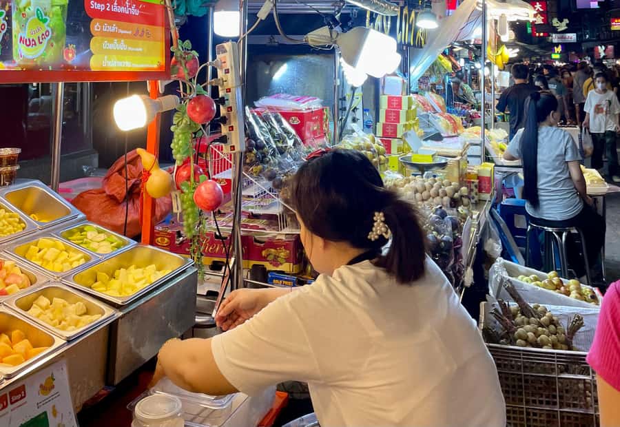 Bangkok: Highlights with Food Tour & Sunset in Wat Arun - Wat Arun at the best hour for photographs