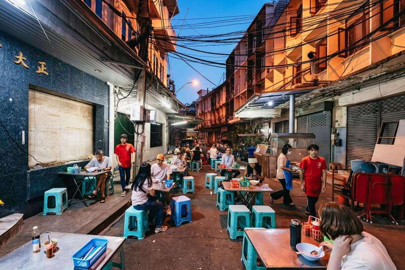 Bangkok: Michelin Guide Street Food Tour by Tuk Tuk - Choosing between one hour and three hours