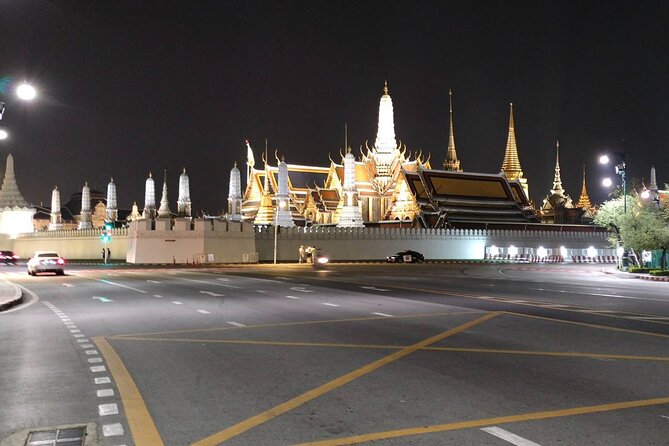 Bangkok: Michelin Guide Street Food Tour by Tuk Tuk - Yaowarat Road after dark