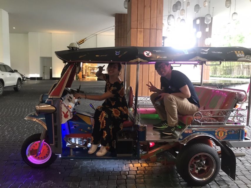 Bangkok: Michelin Guide Street Food Tour by Tuk Tuk - What the guides add to the night