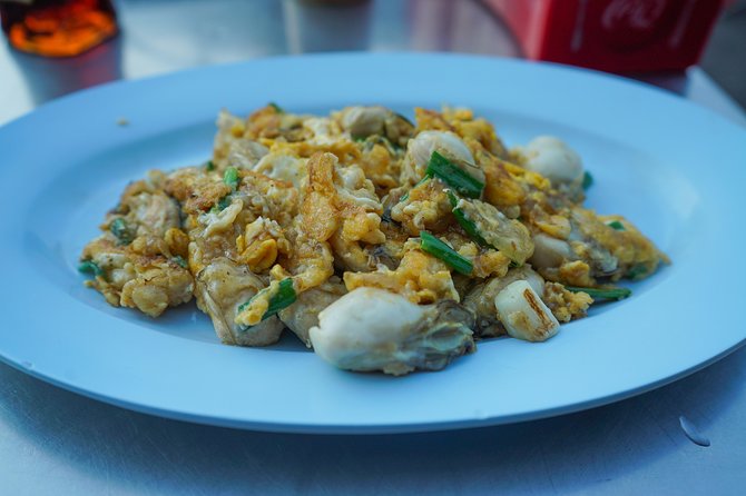 Bangkok Night Michelin Foodie Tour in Chinatown with 15+ tastings - Pad Thai in the middle of Yaowarat