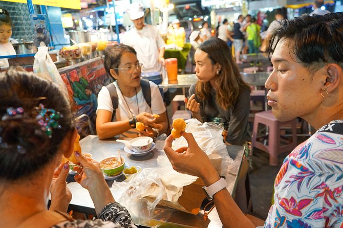 Bangkok Night Michelin Foodie Tour in Chinatown with 15+ tastings - A short walk through neon-lit Chinatown