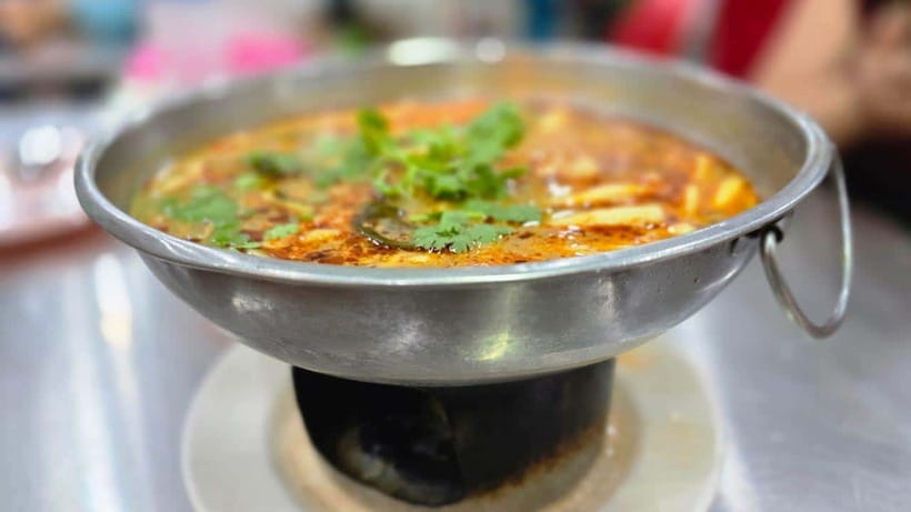 Bangkok: Street Food Tasting Tour at Night - The guides make the difference