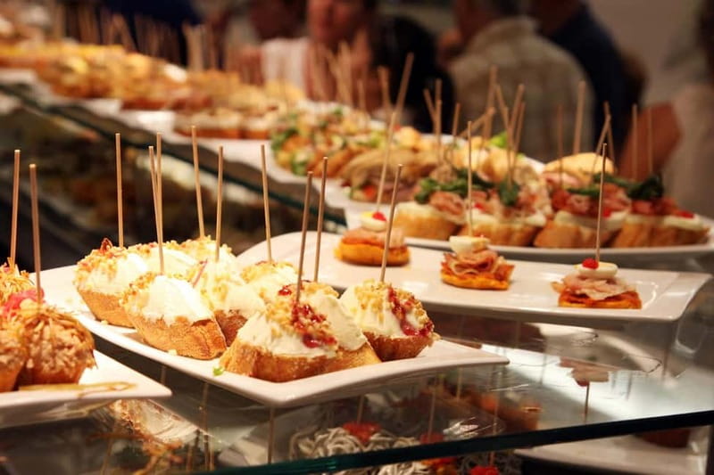 Barcelona: 3-Hour Sips, Sites & Bites Food & History Tour - The Gothic Quarter: a short walk through old Barcelona