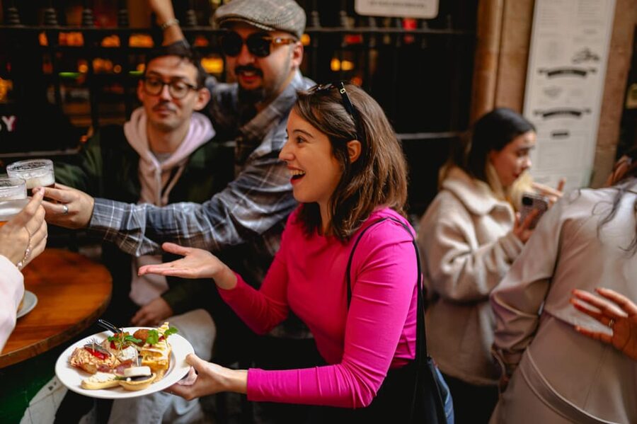 Barcelona: El Born Food Walking Tour with Tapas and Drinks - Nine small plates, four drinks, and one old-city route