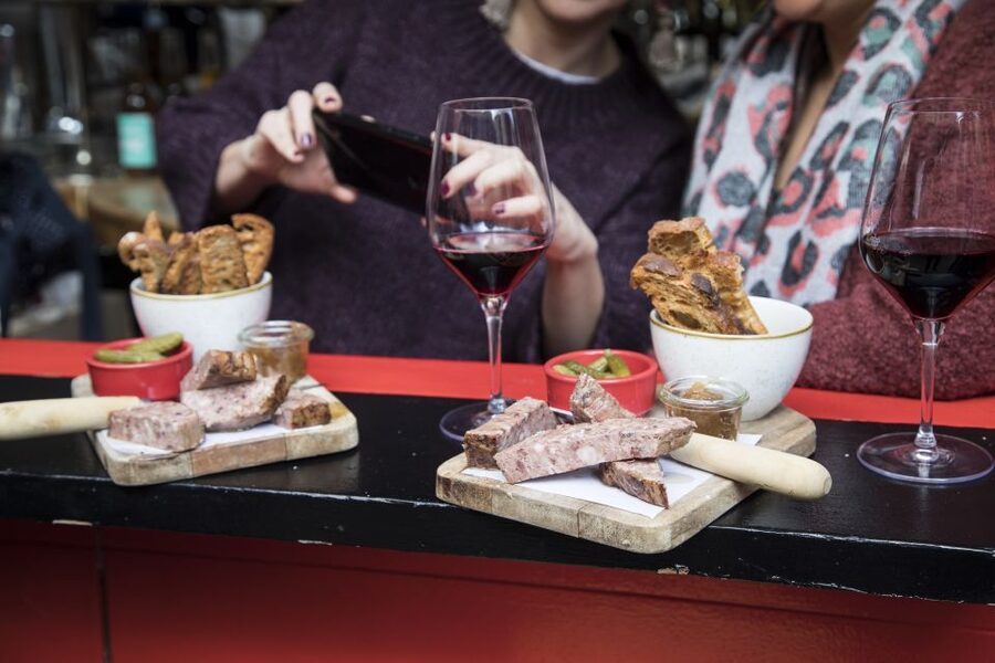 Barcelona Gourmet Food & Wine Tour with Local Expert - First stop: four tapas in a modern taberna