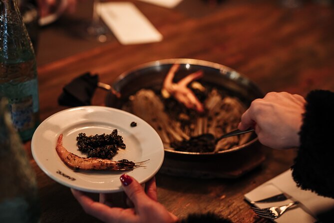 Barcelona: Guided Food Walking Tour with Tapas and Wine - Choosing pintxos on Carrer de Montcada