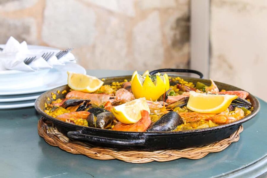 Barcelona: Old Town Tapas & Paella Food Tour with 8 Tastings - Walking through El Born with a food guide