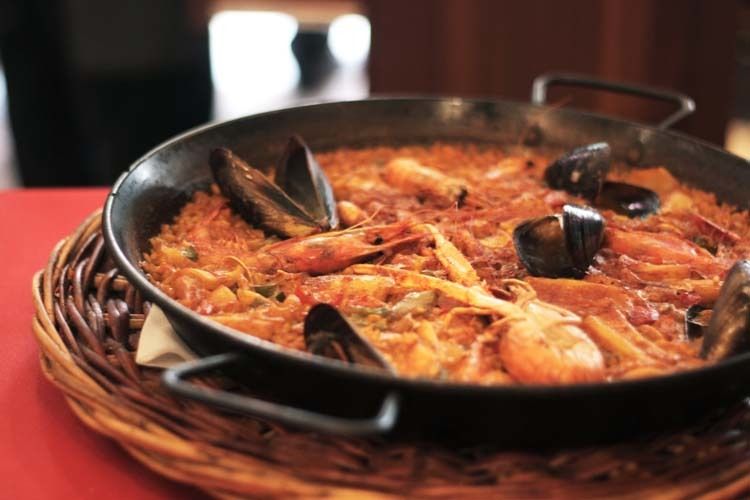 Barcelona: Old Town Tapas & Paella Food Tour with 8 Tastings - Sitting down for tapas and a glass of wine