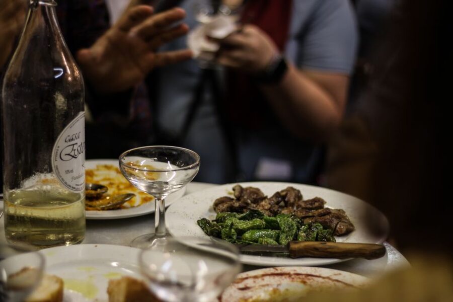 Barcelona: Old Town Tapas & Paella Food Tour with 8 Tastings - Paella, sangria, and the question of expectations