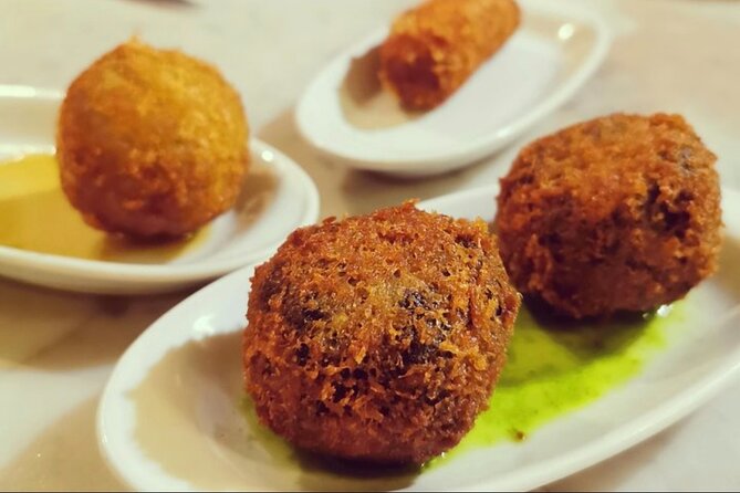 Barcelona´s Lunch or Dinner Tapas Tour: Food, drinks, happiness! - Starting with Barcelona’s old stones and a hungry stomach
