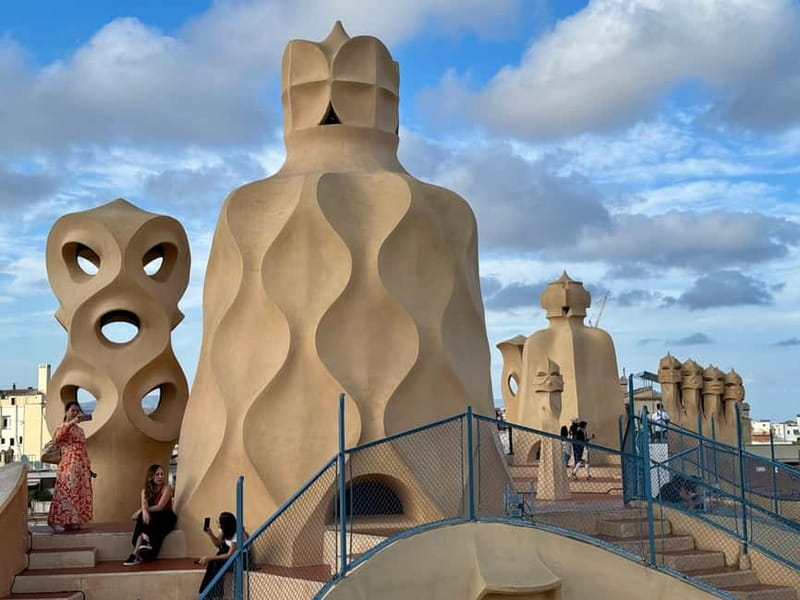 Barcelona: Sagrada Familia, La Pedrera & Cava Tasting Tour - Entering Sagrada Familia with time to look up