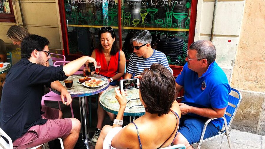Barcelona: Street Food & Sightseeing Tour with Local Market - Walking through the Gothic Quarter