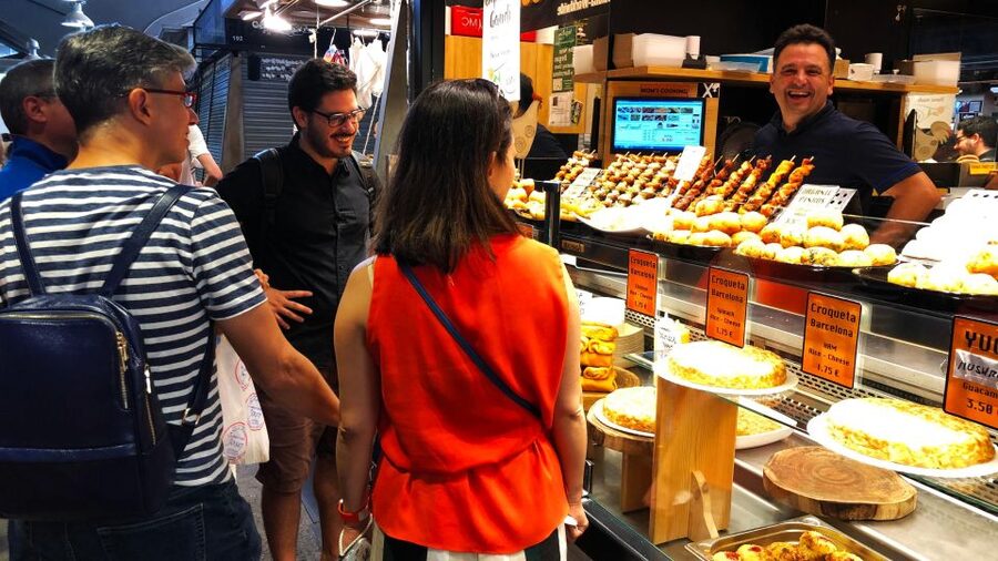 Barcelona: Street Food & Sightseeing Tour with Local Market - Dietary needs and practical limits