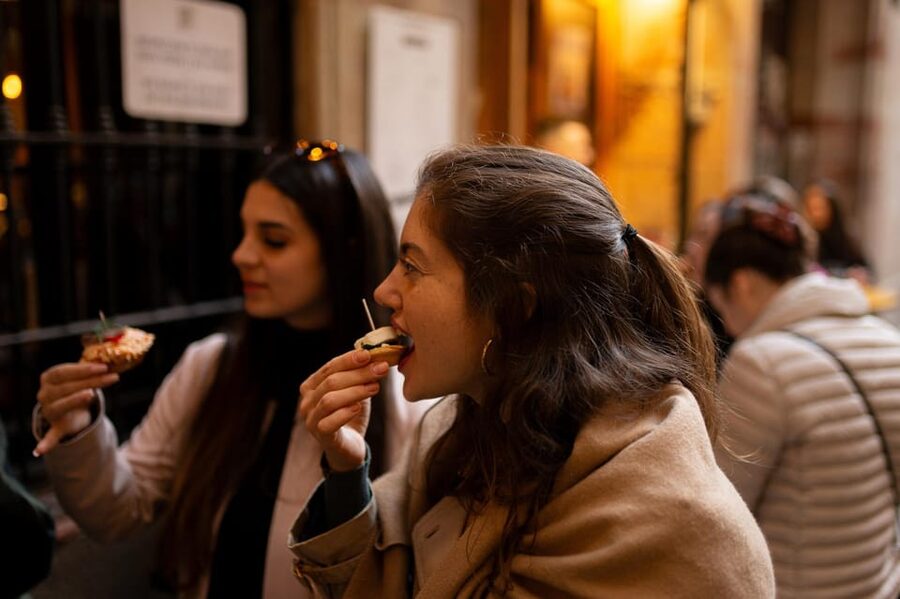 Barcelona: Tapas Tour with Food Tastings and Drinks - Key points at a glance