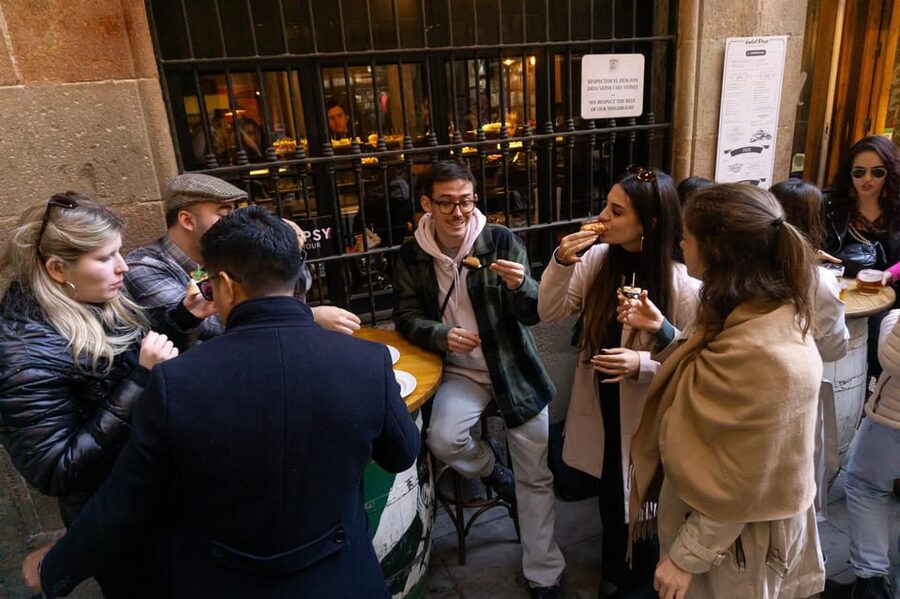 Barcelona: Tapas Tour with Food Tastings and Drinks - Why the social format works