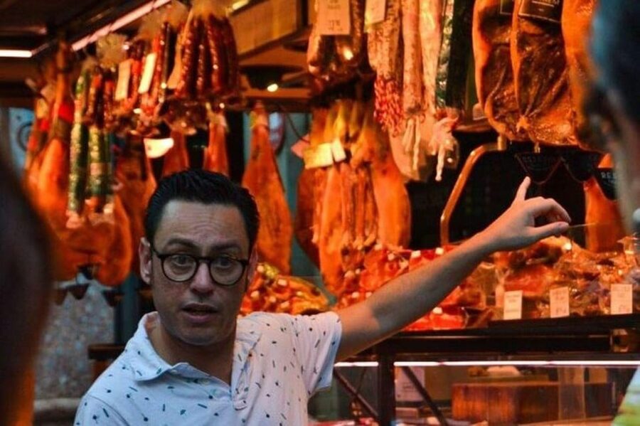 Barcelona: Tapas Walking Tour with Food, Wine, and History - History between the bites