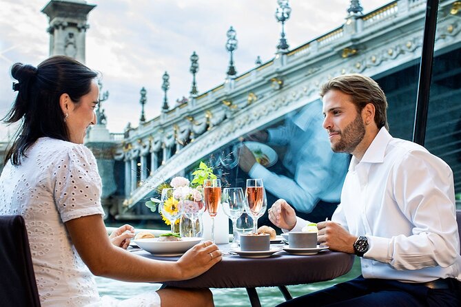 Bateaux Parisiens Seine River Gourmet Lunch & Sightseeing Cruise - The Louvre, Place de la Concorde, and the return route