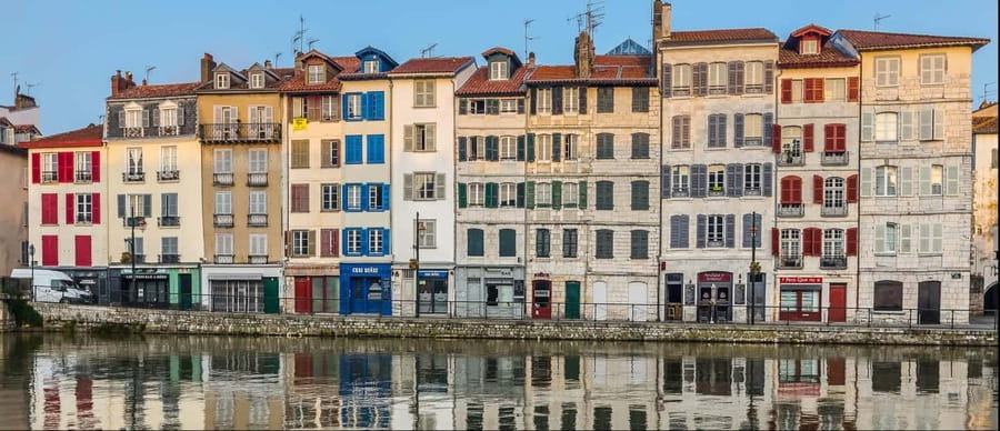 Bayonne: Guided Food Walking Tour (with Food and Drinks) - Bayonne’s old center, cathedral, and chocolate