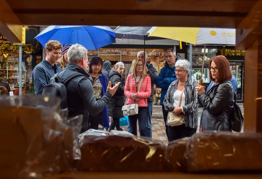 Belfast: Food Tour with 10+ Tastings of Bread, Beer, Seafood - Starting at Belfast City Hall with a purple umbrella