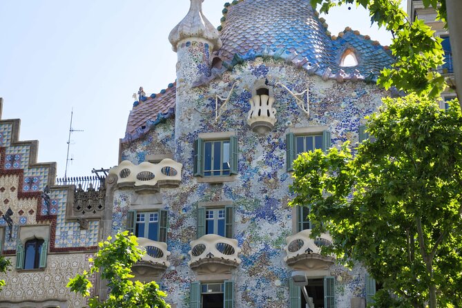 Best of Barcelona: Sagrada Família, Gaudí & Candy Tasting Tour! - Casa Malagrida, Casa Rocamora, and the quieter façades
