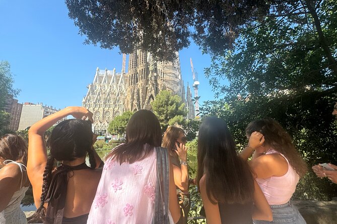 Best of Barcelona: Sagrada Família, Gaudí & Candy Tasting Tour! - Why the small group matters
