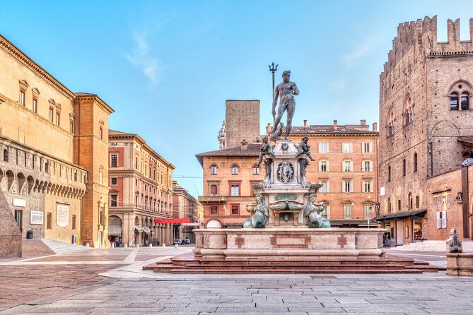 Best of Bologna in one day : Food, architecture, art and history - A five-minute canal stop adds a different Bologna