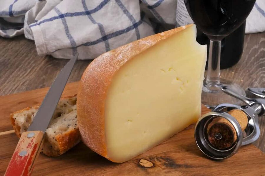 Biarritz: Culture and Food Walking Guided Tour - Basque linen and local craft