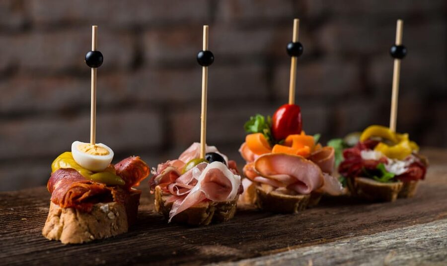 Bilbao: Gastronomic and Cultural Walking Tour with Tastings - What the family restaurant stop adds
