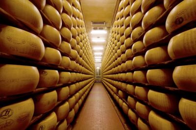 Bologna Food Experience: Factory tours & Family-Style Lunch